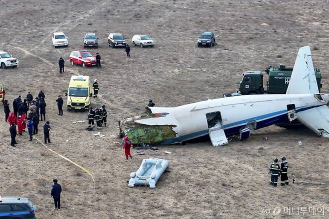 [악타우=AP/뉴시스] 아제르바이잔 수도 바쿠에서 체첸공화국 그로즈니로 가던 엠브라에르 190 아제르바이잔항공 여객기가 25일(현지시각) 카자흐스탄 악타우시 인근에 추락, 사고기 잔해가 흩어져 있다. 2024.12.25. /사진=