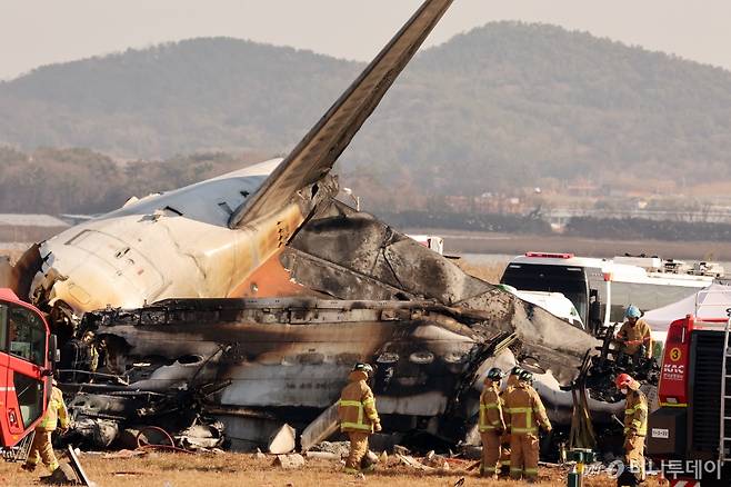 (무안=뉴스1) 김태성 기자 = 29일 오전 전남 무안국제공항 활주로에 여객기가 추락해 사고 수습이 이뤄지고 있다.   이날 오전 9시 7분쯤 승객과 승무원 181명을 태운 태국발 제주항공 7C2216편 항공기가 무안공항 착륙을 시도하던 중 활주로 외벽에 부딪혀 폭발했다. 2024.12.29/뉴스1  Copyright (C) 뉴스1. All rights reserved. 무단 전재 및 재배포,  AI학습 이용 금지. /사진=(무안=뉴스1) 김태성 기자