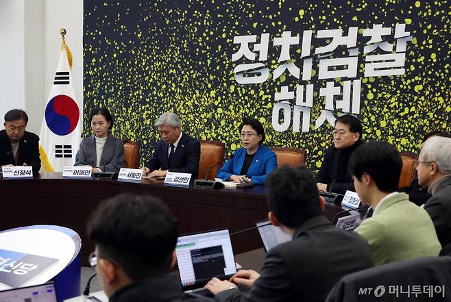 [서울=뉴시스] 고승민 기자 = 김선민 조국혁신당 대표 권한대행이 29일 서울 여의도 국회에서 현안 기자간담회를 하고 있다. 2024.12.29. kkssmm99@newsis.com /사진=고승민