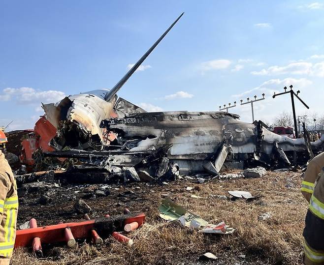 [무안=뉴시스] 29일 오전 전남 무안국제공항에서 착륙 중이던 방콕발 무안행 제주항공 여객기가 활주로를 이탈, 구조물 등을 충돌했다. (사진=무안소방서 제공) 2024.12.29. photo@newsis.com *재판매 및 DB 금지