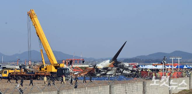 전남 무안국제공항에서 탑승객 181명을 태운 여객기가 착륙 중 활주로를 이탈해 사고가 발생한 29일 사고현장에서 소방대원들이 수습작업을 벌이고 있다. 무안(전남)=황진환 기자