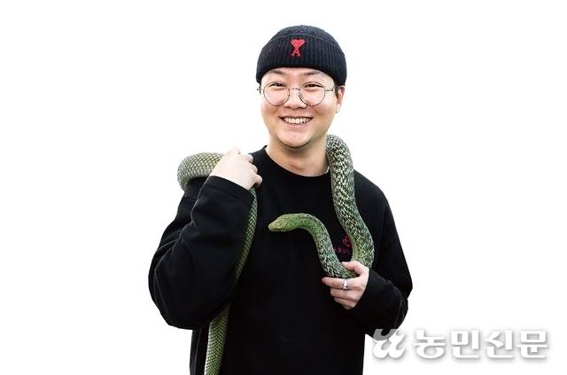 ‘요나구니 킹 렛 스네이크’를 목에 두른 이지원씨.