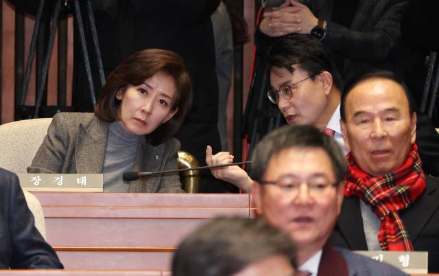 ▲국민의힘 나경원(왼쪽)-윤상현 의원이 24일 오전 국회에서 열린 의원총회에서 대화하고 있다. ⓒ연합뉴스