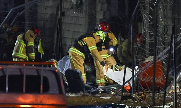 29일 전남 무안군 무안국제공항에서 발생한 제주항공 여객기 충돌 폭발 사고 현장에서 소방대원 등이 야간수색작업을 펼치고 있다. 연합뉴스