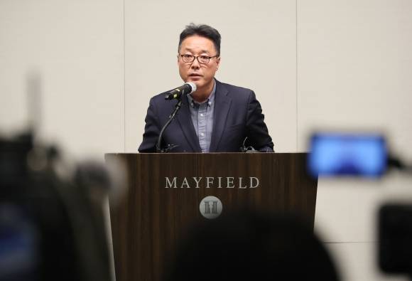 브리핑하는 제주항공 송경훈 경영지원본부장 - 제주항공 송경훈 경영지원본부장이 29일 서울 강서구 메이필드 호텔에서 무안 제주항공 참사 관련 브리핑을 하고 있다.  연합뉴스