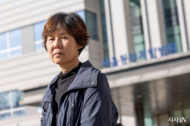 고 장덕준씨의 어머니 박미숙씨가 11월15일 서울동부지법 앞에 서 있다. 이날은 쿠팡을 상대로 한 손해배상 소송 8차 재판이 열렸다.ⓒ시사IN 박미소