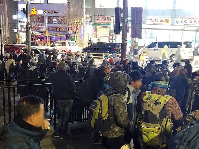 남구로역 인근 마트 앞을 가득 채운 일용직 노동자들 [촬영 이율립]