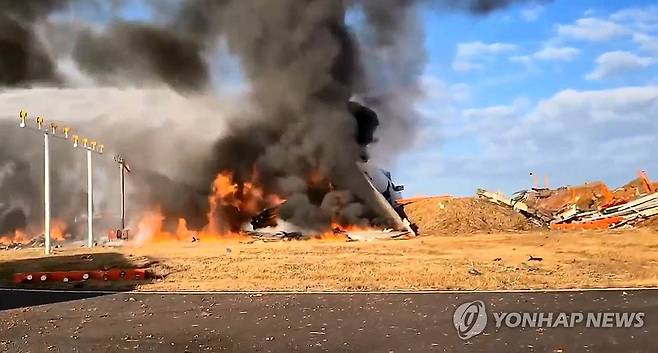 무안국제공항서 여객기 추락, 화재 (무안=연합뉴스) 29일 오전 9시 7분께 전남 무안국제공항에서 착륙 중이던 항공기가 활주로를 이탈해 소방당국이 출동, 진화작업을 벌이고 있다. 사고가 난 항공기는 태국 방콕에서 출발해 무안으로 입국하던 제주항공 7C2216편으로, 175명을 태우고 있었다. [독자 제공.재판매 및 DB금지] 
    2026.12.29 minu21@yna.co.kr
