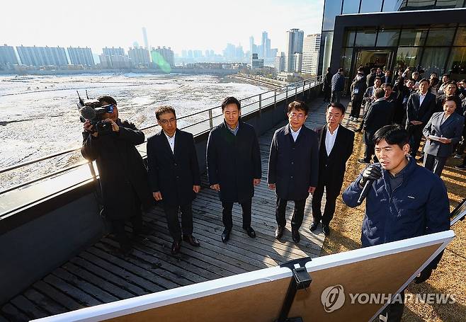 용산국제업무지구 설명 듣는 서울시장과 국토부 장관 (서울=연합뉴스) 이진욱 기자 = 심우섭 서울토지주택공사 사장 직무대행(왼쪽부터), 오세훈 서울시장, 박상우 국토교통부 장관, 한문희 한국철도공사 사장이 28일 서울 용산구 드래곤시티호텔에서 용산국제업무지구 개발계획 공동협약식을 마친 뒤 용산국제업무지구 부지 설명을 듣고 있다. 2024.11.28
    [공동취재] cityboy@yna.co.kr