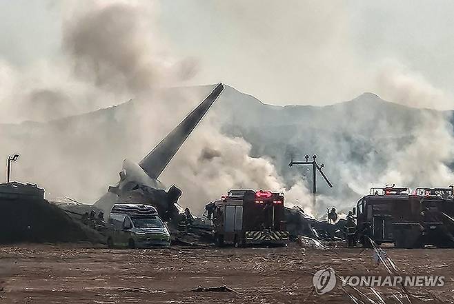 무안공항서 175명 태운 항공기 착륙 중 사고 (무안=연합뉴스) 29일 오전 9시 7분께 전남 무안국제공항에서 착륙 중이던 항공기가 활주로를 이탈해 울타리 외벽을 충돌했다.
    사고가 난 항공기는 태국 방콕에서 출발해 무안으로 입국하던 제주항공 7C 2216편으로, 승객과 승무원 등 175명을 태우고 있었다.
    사진은 사고 현장에서 소방대원들이 화재 진압과 인명 구조를 하고 있는 모습. 2024.12.29 
    [독자 김영옥씨 제공. 재판매 및 DB 금지] hkmpooh@yna.co.kr