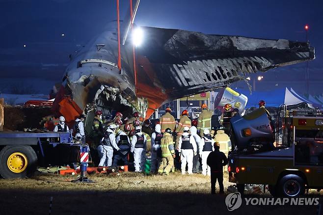 저녁까지 이어지는 무안 제주항공 사고 여객기 수습작업 (무안=연합뉴스) 서대연 기자 = 29일 오후 전남 무안군 무안국제공항에서 발생한 제주항공 여객기 충돌 폭발 사고 현장에서 파손된 기체 후미 수색 등 작업이 이어지고 있다. 2024.12.29 dwise@yna.co.kr