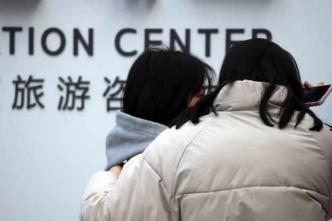 29일 전남 무안군 무안국제공항에서 탑승자 가족들이 소방 당국의 사망자 명단 발표를 듣고 있다. (사진=연합뉴스)