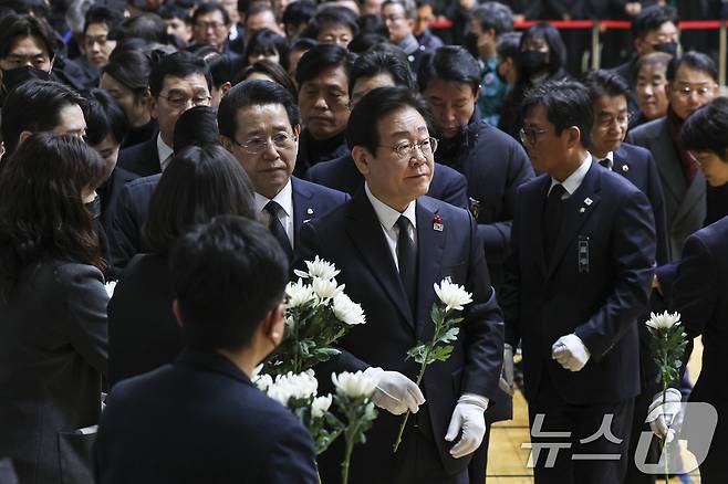 이재명 더불어민주당 대표를 비롯한 당 지도부가 30일 전남 무안군 무안종합스포츠파크에 마련된 제주항공 여객기 사고 희생자 합동분향소에 조문을 하기 위해 들어서고 있다. (공동취재) 2024.12.30/뉴스1 ⓒ News1 김민지 기자