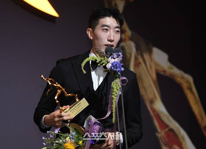 울산 HD 조현우가 지난달 29일 서울 서대문구 스위스 그랜드호텔에서 열린 2024 K리그 시상식에서 K리그1 MVP를 받은 후 소감을 말하고 있다. 최승섭기자 thunder@sportsseoul.com