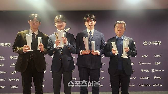 29일 ‘LCK 어워드’가 끝난 후 기자회견에 나선 T1 선수들이 기념촬영을 하고 있다. DDP=김민규 기자 kmg@sportsseoul.com