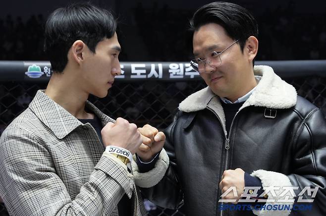 먹방 유튜버 벤쯔와 개그맨 윤형빈이 종합격투기 대결을 펼치기로 하고 페이스오프를 하고 있다. 사진제공=로드FC