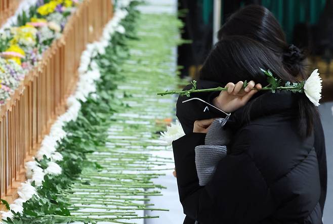 제주항공여객기참사 발생 이틀째인 30일 전남 무안 스포츠파크에 차려진 합동 분향소에서 한 시민이 조문하며 눈물을 흘리고 있다. /뉴시스