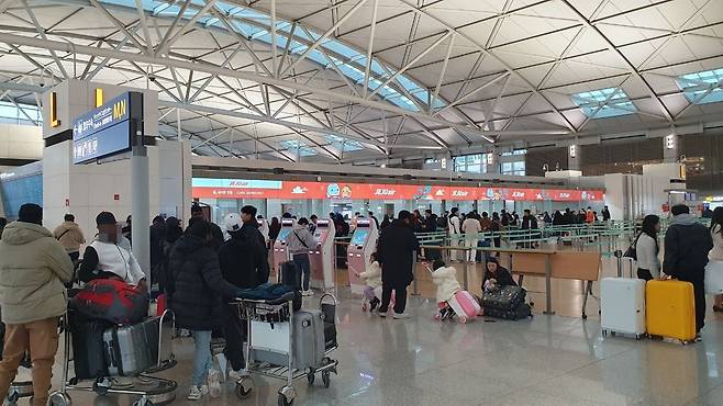 인천국제공항 제1여객터미널 3층의 제주항공 체크인 데스크 /유병훈 기자