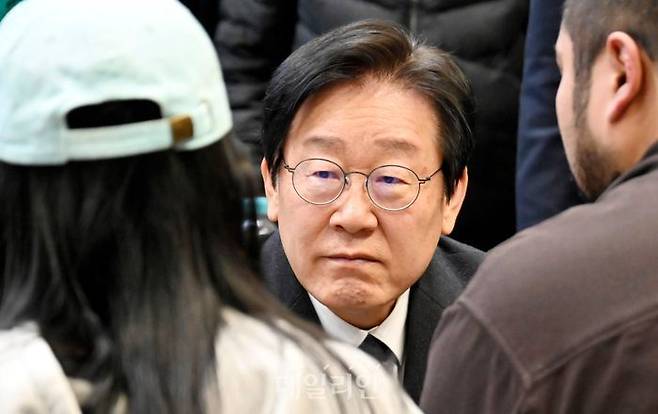 이재명 더불어민주당 대표가 29일 오후 전남 무안국제공항에서 항공사고대책위원회 위원들과 대책 회의를 마친 뒤 여객기 폭발사고 탑승객 가족들을 찾아 위로하고 있다. ⓒ뉴시스