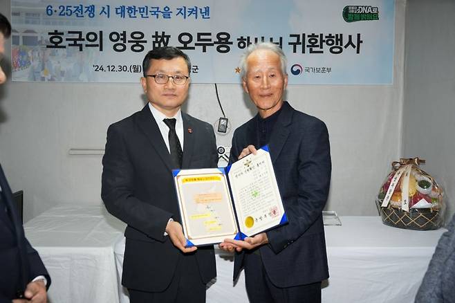 고(故) 오두용 하사 호국의 영웅 귀환행사. 유가족에게 고인의 참전 과정과 유해발굴 경과 설명. 사진=국유단 제공