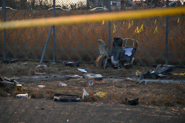 29일 '제주항공 2216편 추락 참사'가 발생한 전남 무안국제공항 활주로 인근에 항공기 잔해가 떨어져 있다. 무안=박시몬 기자