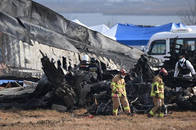30일 오전 전남 무안국제공항 제주항공 여객기 사고 현장에서 소방대원들이 수색작업을 하고 있다. 뉴시스