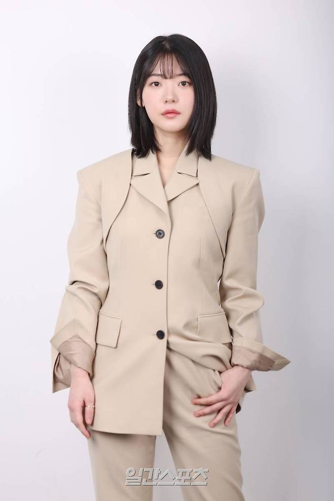 배우 조윤수가 17일 오후 서울 중구 순화동 KG타워에서 진행된 일간스포츠와의 인터뷰에 앞서 포즈를 취하고 있다. 서병수 기자 qudtn@edaily.co.kr /2024.12.17/