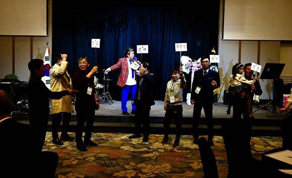 지난 23일 용인특례시 전북특별지치도민회 정기총회 및 송년의 밤 행사에서 각 지역 대표들이 나와 게임을 펼치고 있다. [사진=용인특례시 전북특별지치도민회]