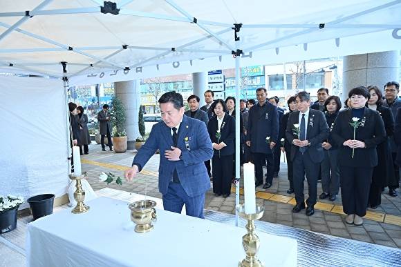 김병내 광주 남구청장이 30일 구청사 앞에 마련된 제주항공 여객기 추락사고 희생자 합동분향소를 방문해 추모하고 있다   [사진=남구청]