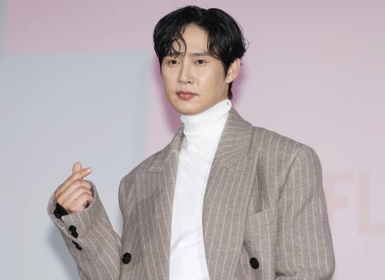 배우 박성훈이 지난 9일 오전 서울 중구 동대문디자인플라자에서 열린 넷플릭스 시리즈 '오징어 게임 시즌2' 제작발표회에서 포즈를 취하고 있다. 연합뉴스