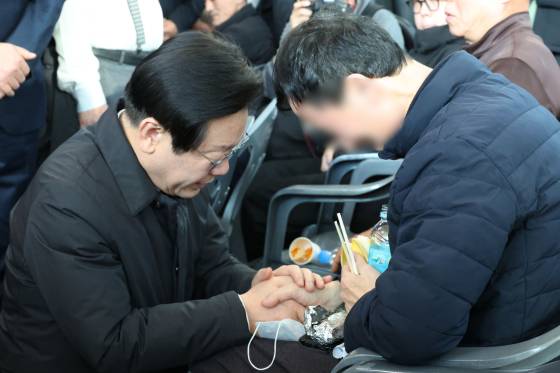 (무안=뉴스1) 김성진 기자 = 이재명 더불어민주당 대표가 30일 제주항공 여객기 참사가 일어난 전남 무안국제공항을 찾아 유가족을 위로하고 있다. 뉴스1