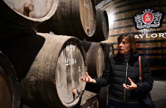 소믈리에 아나 모가도가 포트 와인에 대해 설명 하고 있다. 원동욱 기자