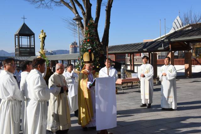 ▲ 김주영 천주교 춘천교구장은 29일 죽림동 성당에서 정기희년 개막 미사를 봉헌했다.