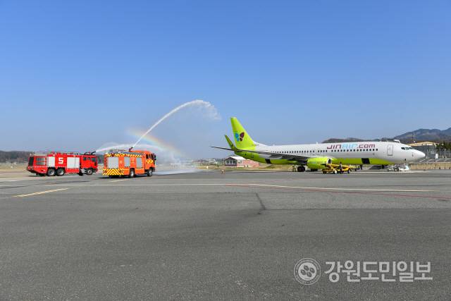 ▲ 원주공항 계류장에서 공군 제8전투비행단과 합동으로 항공기 화재 및 다수 사상자 발생에 대비한 사고수습훈련을 실시하고 있다.&nbsp;2022-11-20 강원도민일보 자료사진