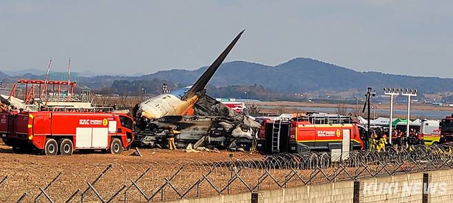 29일 오전 9시 3분경 181명을 태운 제주항공 여객기가 착륙 중 활주로를 이탈, 외벽에 충돌한 뒤 화재가 발생했다. 승무원 2명이 구조됐을 뿐 추가 생존자는 나오지 않았다.&nbsp;