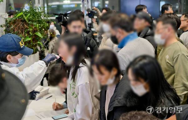 지난 29일 오후 전남 무안국제공항에서 제주항공 여객기 폭발사고 탑승객 가족들이 유전자 채취 검사를 받고 있다. 윤원규기자