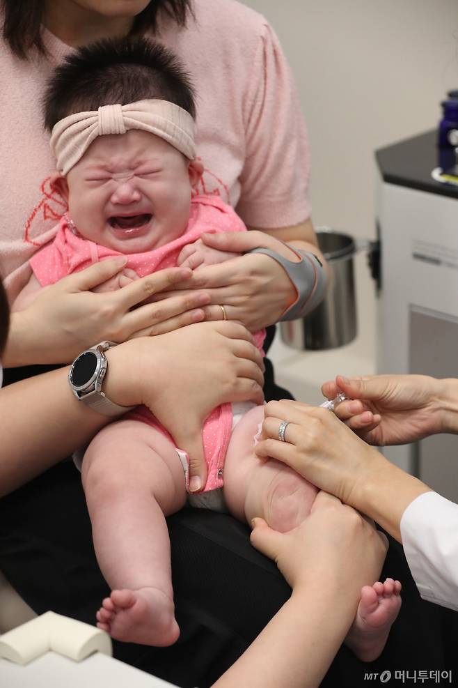 (수원=뉴스1) 김영운 기자 = 2024~2025절기 인플루엔자(독감) 국가예방접종이 시작된 20일 경기 수원시 영통구의 한 소아과에서 아이가 독감 예방접종을 받고 있다.  2회 접종 대상 어린이(생후6개월~9세 미만)는 이날을 시작으로, 1회 접종 대상 어린이(생후6개월~13세)와 임신부는 다음달 2일부터, 65세 이상 어르신은 다음달 11일부터 연령대별로 순차적으로 접종이 시행된다. 2024.9.20/뉴스1  Copyright (C) 뉴스1. All rights reserved. 무단 전재 및 재배포,  AI학습 이용 금지. /사진=(수원=뉴스1) 김영운 기자