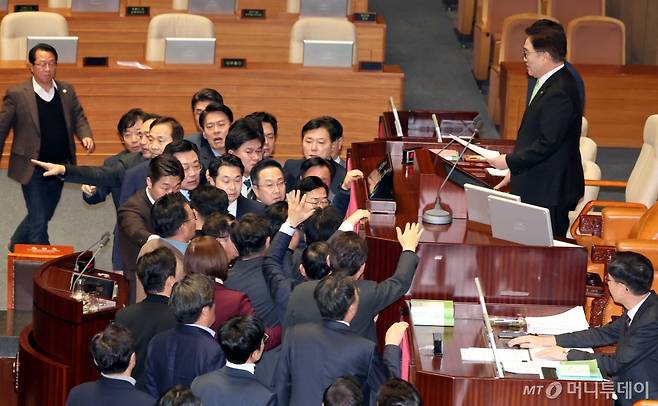 [서울=뉴시스] 조성봉 기자 = 우원식 국회의장이 27일 오후 서울 여의도 국회에서 열린 제420회국회(임시회) 제2차 본회의에서 국무총리(한덕수) 탄핵소추안 상정 관련 국민의힘 의원들이 단상을 점거하자 박찬대 더불어민주당 원내대표를 비롯한 의원들이 막아서고 있다. 2024.12.27./사진=조성봉