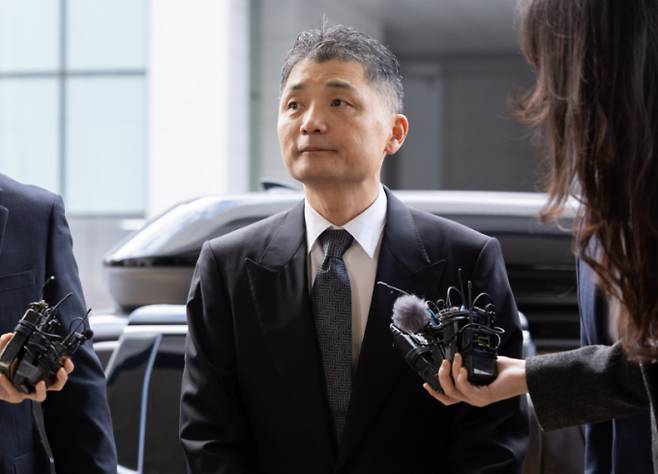 SM 엔터테인먼트 인수 과정에서 시세조종을 지시·공모한 혐의로 재판에 넘겨진 김범수 카카오 창업주가 지난 11월15일 서울 양천구 서울남부지방법원에서 열린 공판에 출석하고 있다. /사진=뉴시스