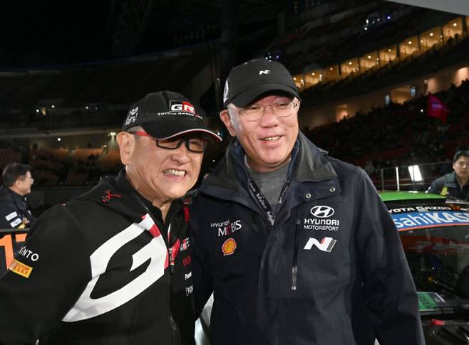 정의선 회장(오른쪽)이 지난 11월24일 2024 월드랠리챔피언십(WRC) 재팬 랠리 현장에서 토요다 아키오 도요타그룹 회장과 기념촬영을 하는 모습. /사진=현대자동차