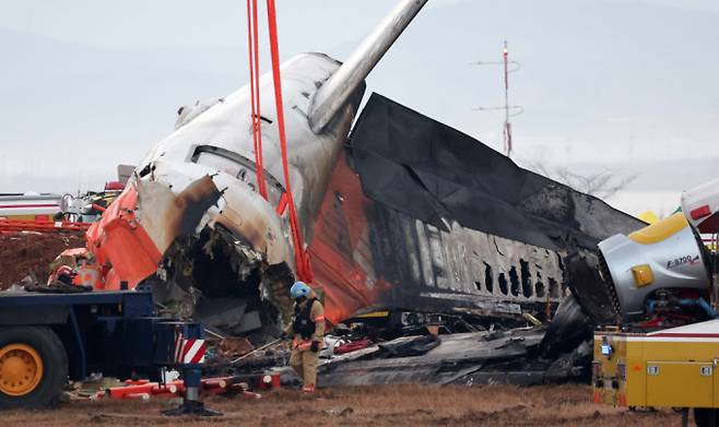 30일 전남 무안국제공항에서 소방대원들이 전날 발생한 제주항공 여객기 충돌 폭발 사고 잔해를 수색하고 있다. /사진=뉴시스