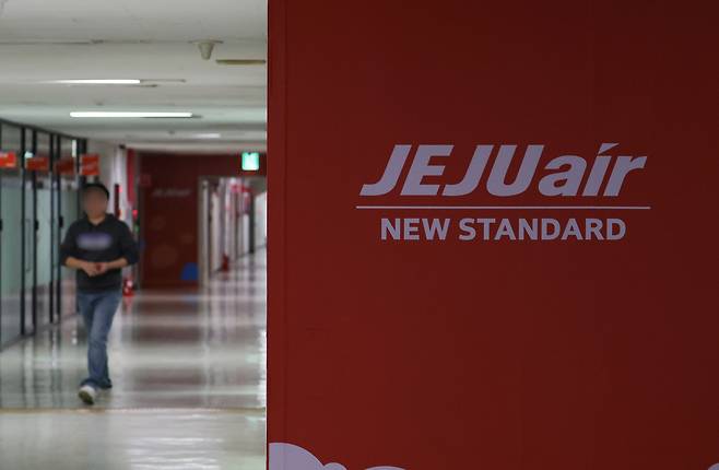 무안국제공항 여객기 참사가 발생한 29일 서울 강서구 제주항공 서울지사에서 관계자들이 분주하게 움직이고 있다. [연합]