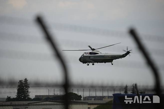 [훗사=AP/뉴시스]사진은 조 바이든 미국 대통령이 탑승한 전용헬기 마린원이 2022년 5월22일 도쿄 외곽 훗사시에 있는 요코타 공군 기지에서 이륙하고 있는 모습. 2024.12.30.
