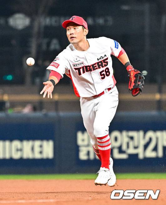 [OSEN=박준형 기자] KIA 1루수 서건창이 땅볼 타구를 잡은 뒤 투수 양현종에게 토스를 하고 있다. 2024.03.26 / soul1014@osen.co.kr