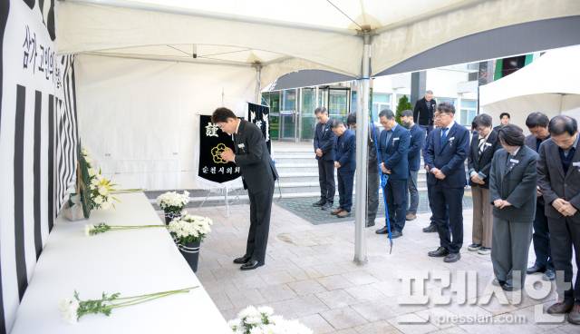 ▲30일 전남 순천시청 앞에 마련된 제주항공 여객기 참사 희생자 분향소에서 노관규 순천시장이 간부 공무원들과 조의를 표하고 있다.ⓒ순천시