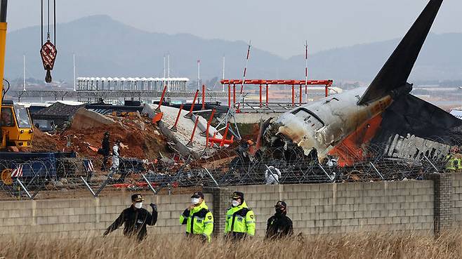 제주항공 여객기 충돌로 파손된 무안공항 방위각 시설