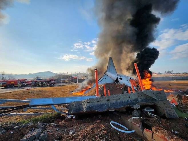 지난 29일 전남 무안국제공항에서 승객과 승무원 181명이 탑승한 제주항공 여객기가 추락하는 사고가 발생했다. 사고가 난 항공기는 태국 방콕에서 출발해 무안으로 입국하던 제주항공 7C 2216편으로 랜딩기어 이상으로 동체착륙을 시도하다 로컬라이저 구조물에 부딪히면서 대규모 참사로 이어졌다. 무안=뉴시스