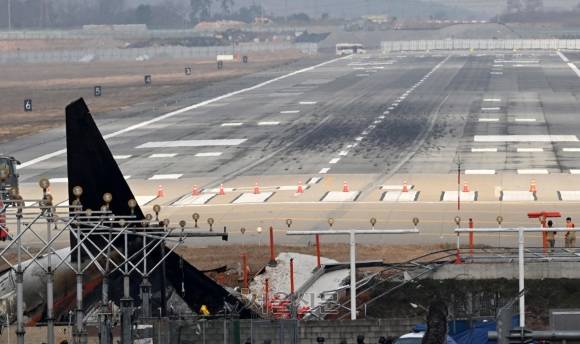 활주로 위 그날의 흔적 - 30일 전남 무안국제공항 활주로에 전날 발생한 제주항공 대참사 당시 기체가 동체착륙하면서 강한 마찰로 생긴 흔적이 남아 있다. 이 참사로 승객과 승무원 181명 중 179명이 숨지고 항공기는 형체를 알아볼 수 없이 파손됐다. 피해 규모와 사고 원인 등에 대해 다양한 의문점이 제기되고 있는 가운데 활주로에 설치된 로컬라이저(착륙 유도 안전시설)가 피해를 키웠다는 지적이 나오고 있다. 무안 도준석 전문기자