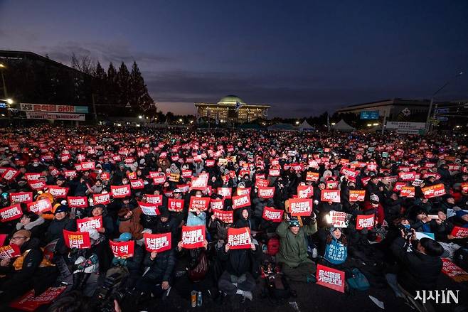 2024년 <시사IN> 올해의 인물은 ‘국회를 지킨 시민들’이다. ⓒ시사IN 조남진
