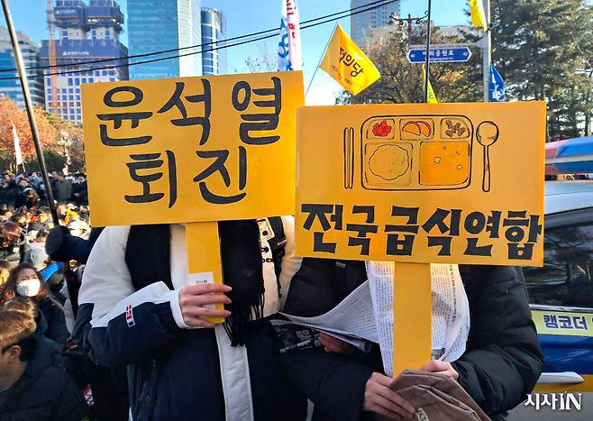 수능 마치고 거리로 뛰어나온 고3 김 아무개(18), 허 아무개씨(18). ⓒ시사IN 나경희